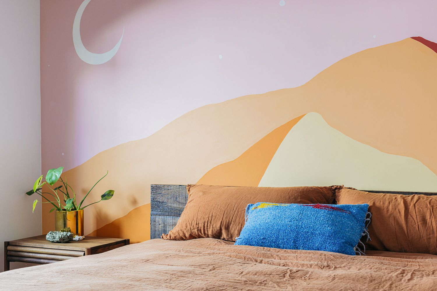 Difference between wallpaper and wall murals